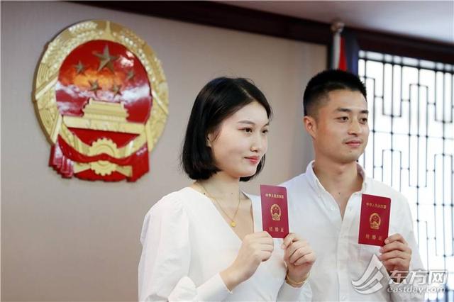 敬礼是左手还是右手，升国旗敬礼是左手还是右手（沪上新人以爱的名义与国同庆）