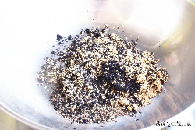 黑芝麻怎么炒熟，黑芝麻怎样算炒熟了（把黑芝麻和白芝麻下锅炒一炒）