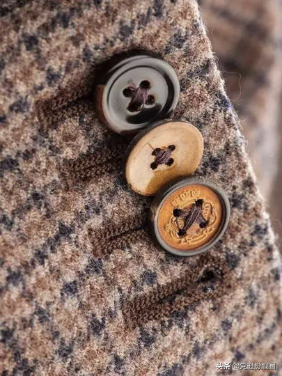 衣服扣子数量有讲究么，衣服扣子在左边还是右边有讲究吗（小小西服袖扣也有如此多讲究）