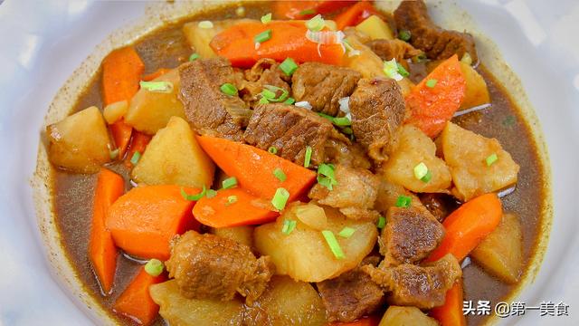 炖牛腩正宗做法，土豆炖牛腩的正宗做法（厨师长分享土豆炖牛腩的做法和技巧）