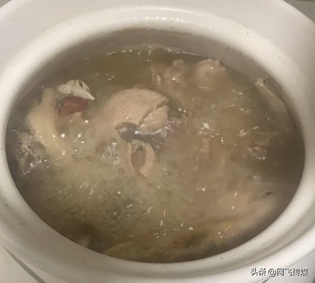 滋补老鸭汤，老鸭汤怎么炖（喝上一碗神清气爽）
