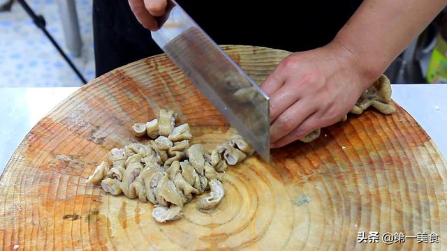 干锅肥肠，干锅肥肠的做法 视频（厨师长教你做“干锅肥肠”）