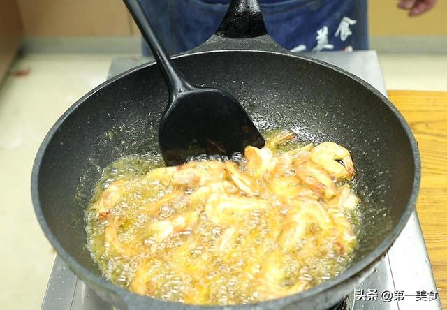 大虾怎么炒好吃，大虾怎么炒好吃又简单的做法（想吃虾不用再去饭店了）