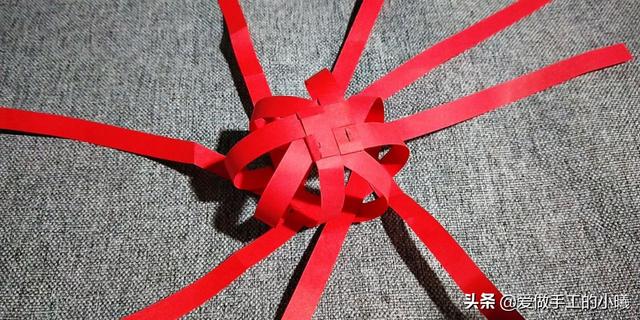 如何用一张纸折纸灯笼，如何用一张纸折纸灯笼视频（用四张纸条做成的折纸灯笼）