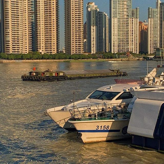 QQ个性名片背景图，qq名片背景图片怎么换（名片背景图‖中意你）