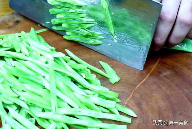 腊肉怎么吃前怎么处理方法，还是最爱农家扁豆炒腊肉