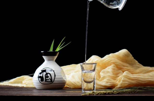 散装白酒与瓶装白酒有什么区别，散装白酒和瓶装酒的区别（散装和瓶装酒到底哪个好）