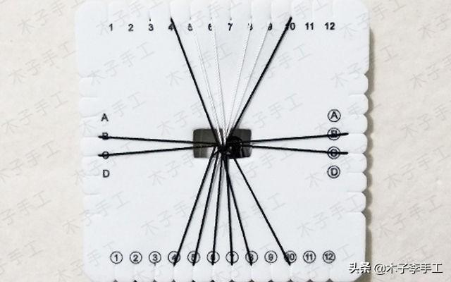 手机挂绳怎么装在手机壳上，手机壳怎么穿挂绳（用方形盘编器做的手机挂绳的编法图解）
