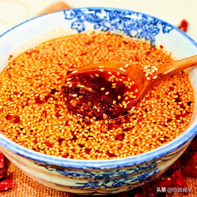 辣椒油怎么洗掉，塑料桌布上的辣椒油怎么洗掉（做出的辣椒油红亮鲜香不发黑）