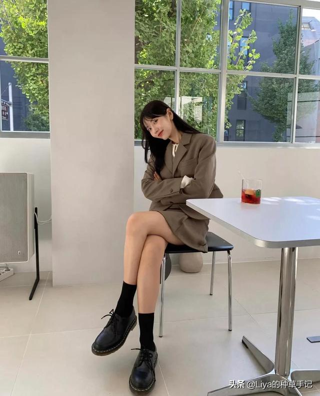 女生穿裙子里面穿的是什么，女生穿裙子里面穿什么裤子（裙子里还在穿“打底裤”吗）