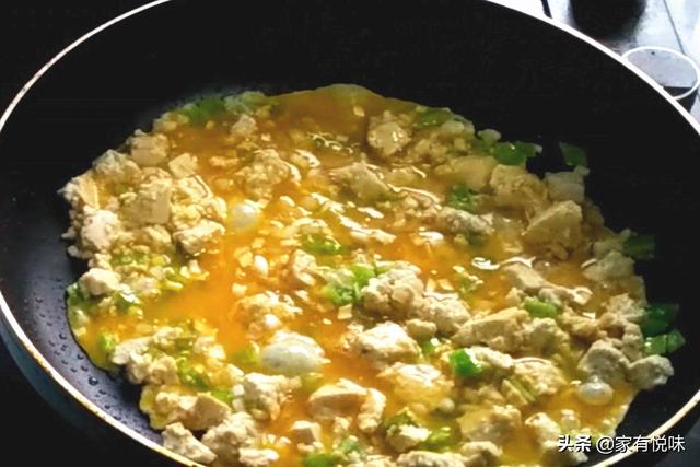 炒豆腐的家常做法，大葱炒豆腐的家常做法（炒豆腐的时候加2个鸡蛋）