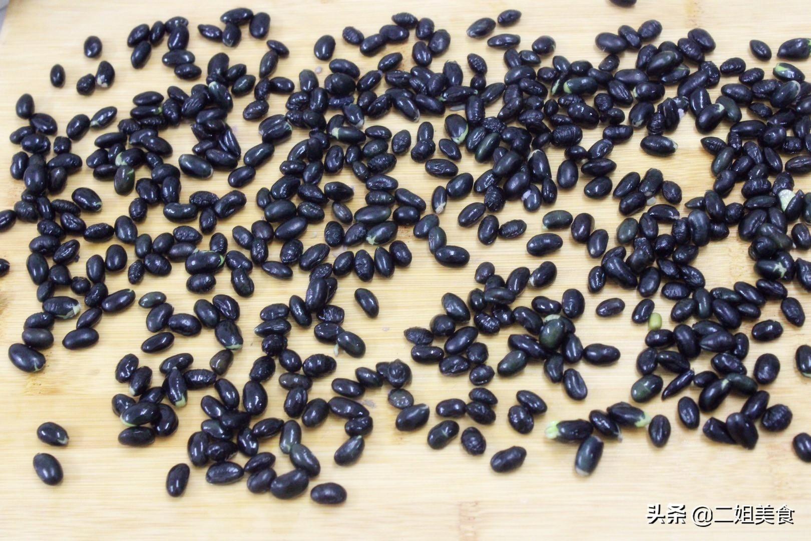 黑豆泡醋的功效与作用(把醋倒入黑豆中)