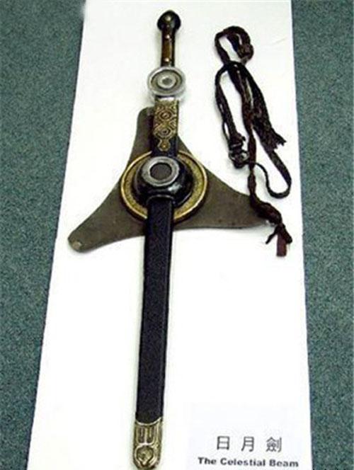 而在《七剑》这部电影里面,大反派烽火连城的手下十二门将,武器也是很