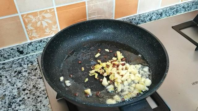 湖北糍粑鱼的做法，湖北的糍粑鱼是怎么做的（学会了轻松做给家人吃）