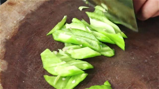 洋葱鸡蛋怎么炒，洋葱鸡蛋怎么炒好吃（洋葱炒蛋下锅顺序很重要）