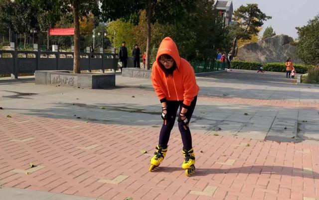 轮滑的好处和坏处，宝宝学习轮滑的好处与坏处有哪些（但不建议儿童过早学）