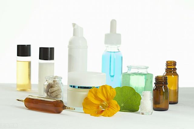 头发为什么总是很油 油性头发是什么原因造成的，头发为什么总是很油（头皮比其他部位爱出油）