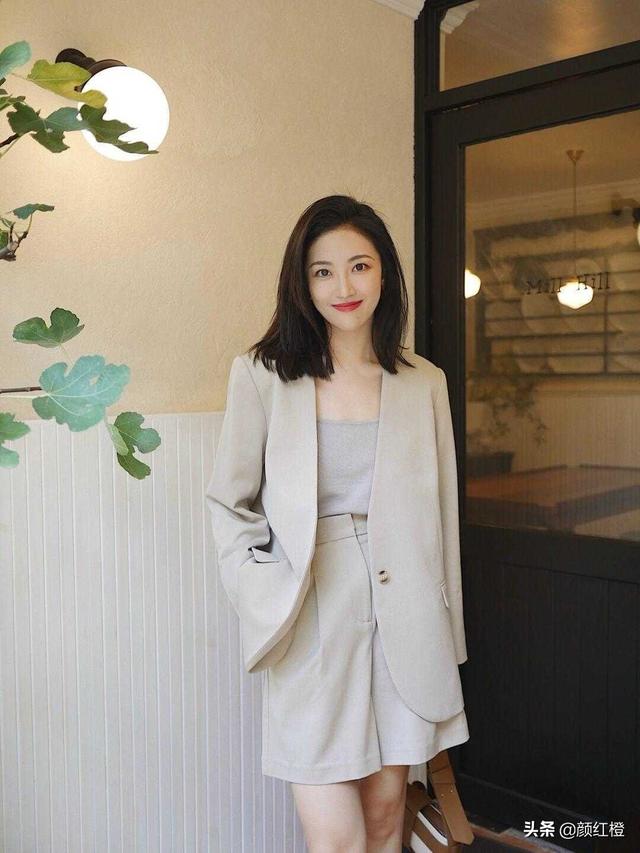 青灰色是什么颜色，正常的平菇是什么颜色（35+女性穿衣千万别盲从）