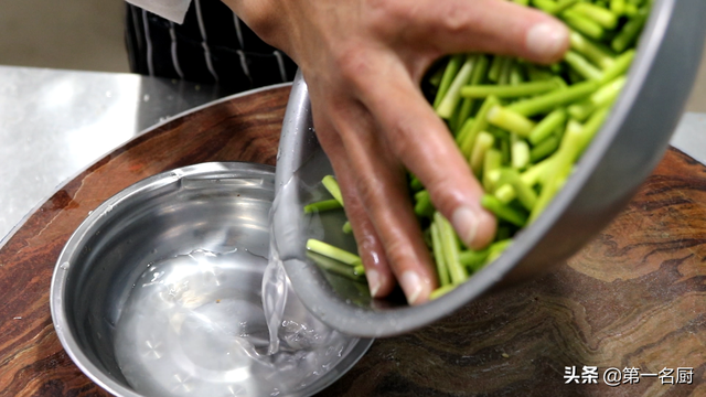 蒜苗怎么腌制才好吃，蒜苗的腌制方法（大厨教你酱汁腌蒜苔的家常做法）