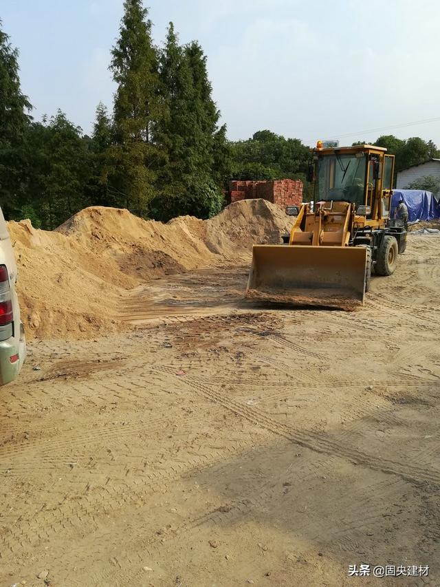 砌墙用粗砂还是细沙，砌筑砂浆中砂还是细沙（砌筑砂浆的主要材料有哪些）