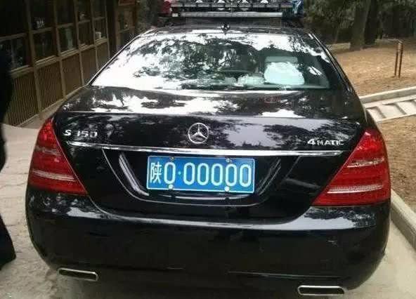 陕e00000(奔驰s级挂"陕o00000"车牌,连劳斯莱斯见到也让着它,什么)