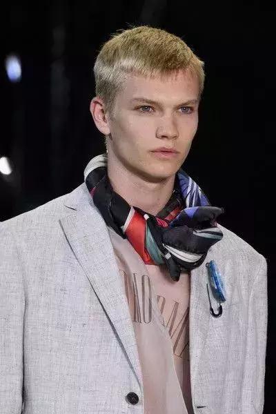 男士丝巾打法，男士方巾丝巾的系法（关于男士丝巾和它的系法）