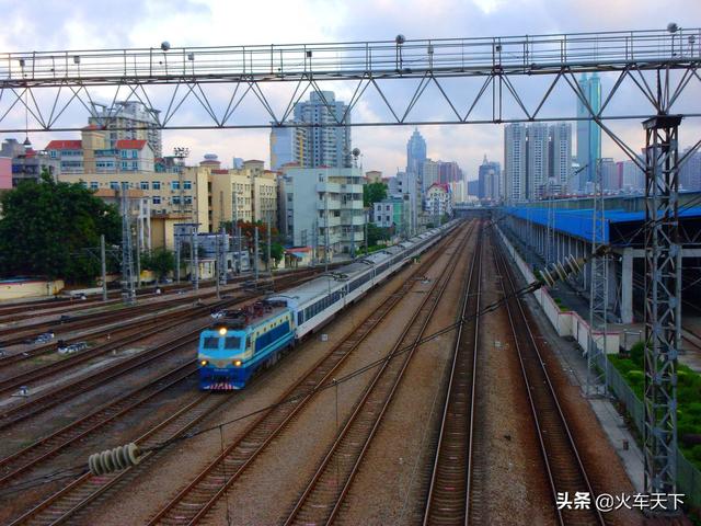 运行在武汉与深圳之间的两趟普速客车，运行在武汉与深圳之间的两趟普速客车
