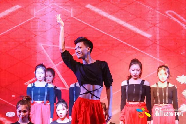 外婆的澎湖湾串词，外婆的澎湖湾串词主持人（2019元旦晚会）