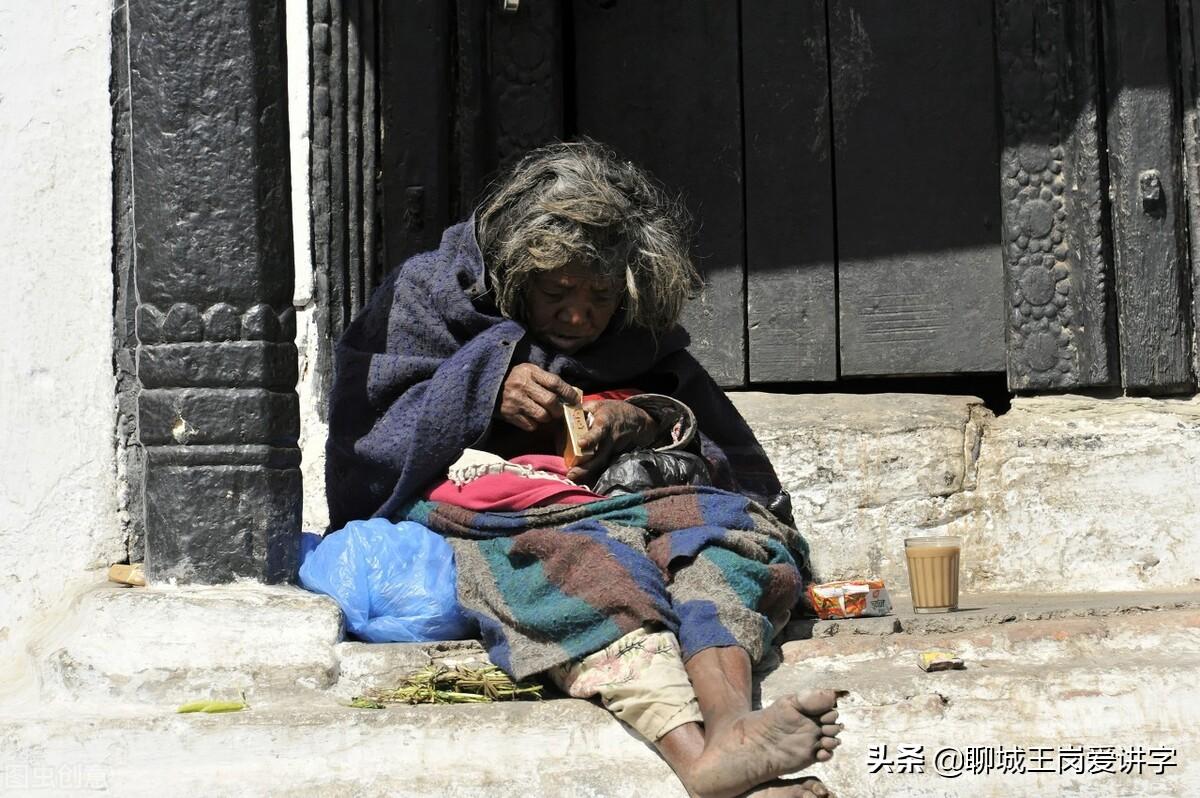 褴褛lán lǚ:衣服破烂,不整洁