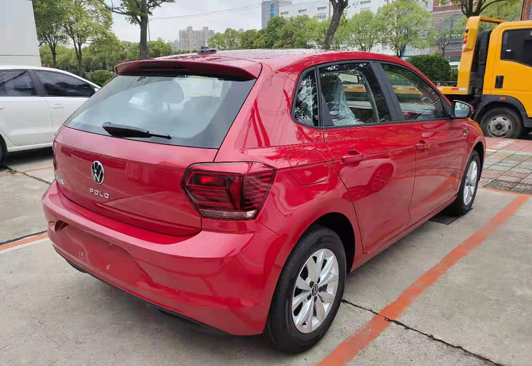 大众polo2020款(虽设计老,但价格香!体验19款大众polo,内饰奢华,7.