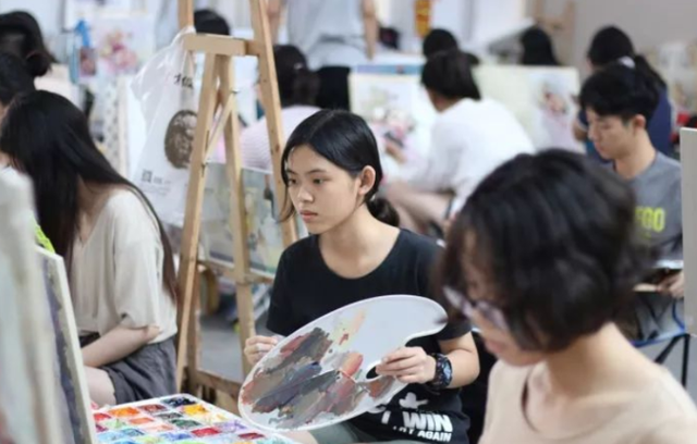 学士服里面穿什么衣服好看，让学士服穿得好看（美院“四大顶流”学士服PK）