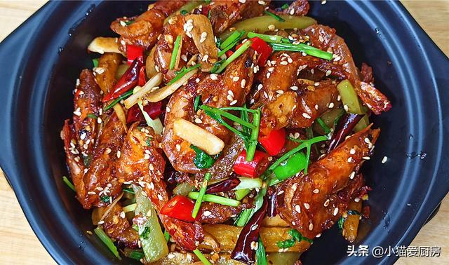 干锅大虾怎么做，干锅虾的做法（下酒又下饭一大锅不够吃）