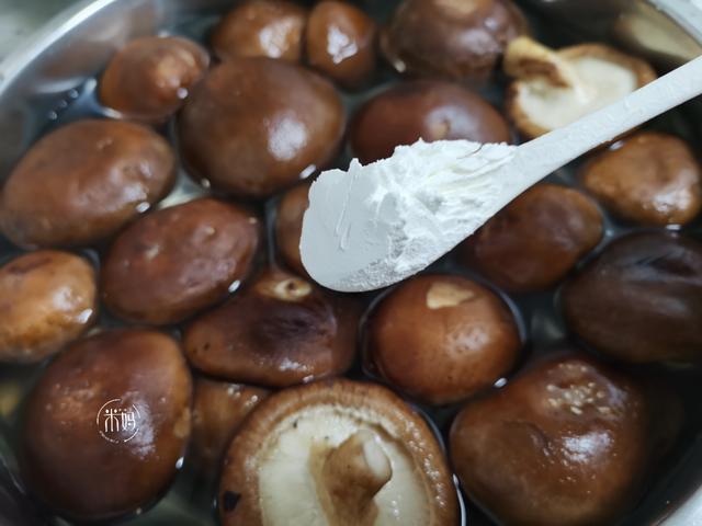 香菇怎么洗才干净，新鲜香菇怎么洗才干净（脏东西小虫子乖乖溜走）