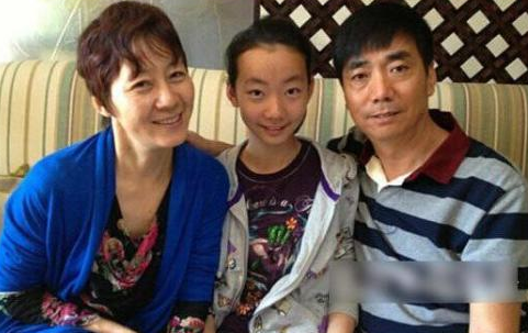 “国家一级演员”范明，33岁娶大6岁2婚总裁，今喜当爷爷超幸福