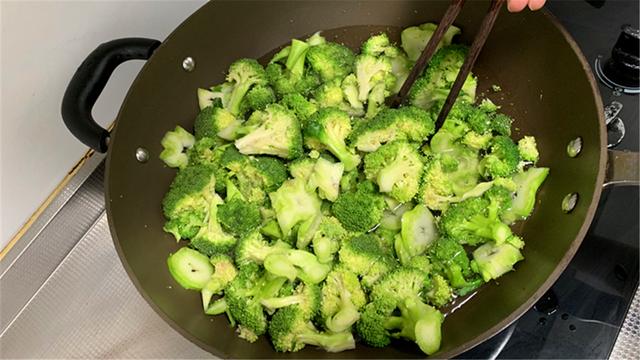 花菜怎么做好吃又简单，花菜怎么做好吃又简单的方法（万万别直接下锅炒）