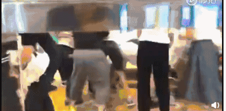 kaws是什么牌子，kaws是什么牌子芝麻街（制造优衣库版《釜山行》的kaws）