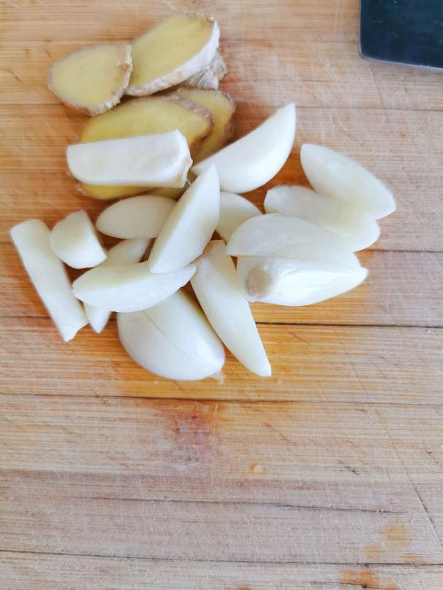 炒八爪鱼的做法，怎么炒八爪鱼（风味独特的蒜苗炒八爪鱼）