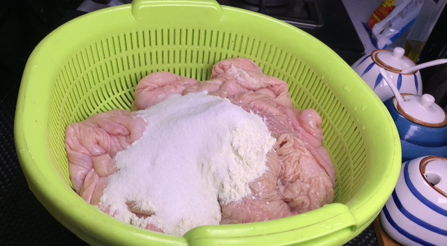 猪大肠的做法大全视频，猪大肠怎么做的最好吃（肥肠怎么洗，才干净无腥臭味）