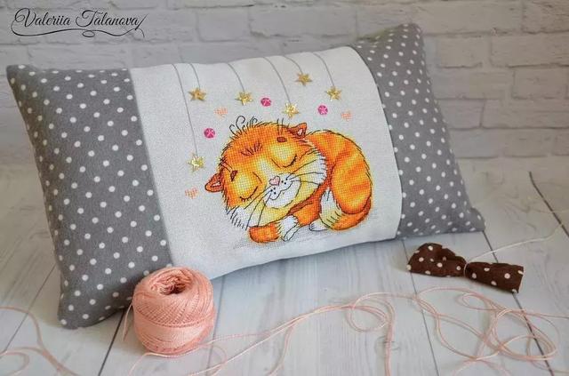 【十字绣枕头图案】哪些十字绣枕头图案好看，手工十字绣枕头图案大全（35款十字绣作品大赏析）