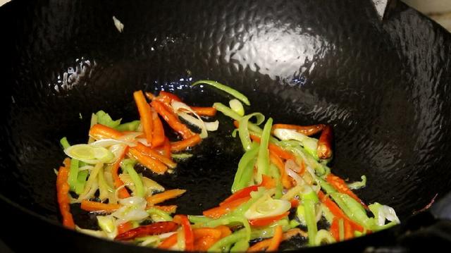 炒土豆丝怎么炒才好吃，土豆丝怎么炒才能又脆又好（大厨教你正确做法）