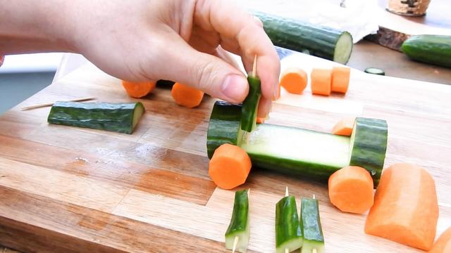 如何雕刻胡萝卜花，胡萝卜花怎么雕刻（用黄瓜和胡萝卜雕刻小火车的方法）