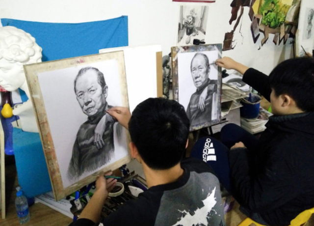 学士服里面穿什么衣服好看，让学士服穿得好看（美院“四大顶流”学士服PK）