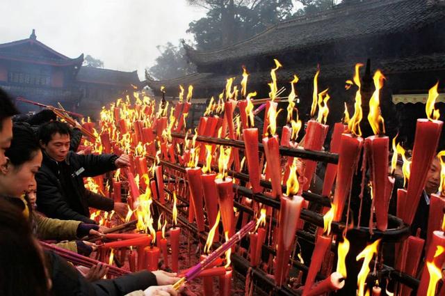 什么时候拜佛烧香最佳，上香磕头的正确方法（烧香拜佛，需要注意这五点）