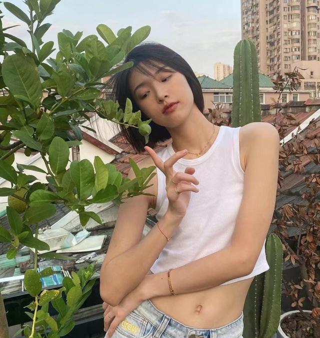张艾嘉儿子王令尘庆生，与超模游天翼相拥秀恩爱，热恋四年很甜蜜