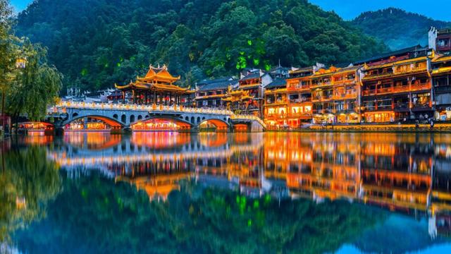 沈从文简介及作品，沈从文简介及作品边城简介（却因给郁达夫写信改变一生）