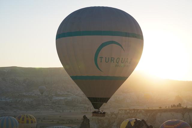 热气球下面的篮子叫什么，上面一个气球下面一个篮子（在热气球盛开的卡帕多奇亚）