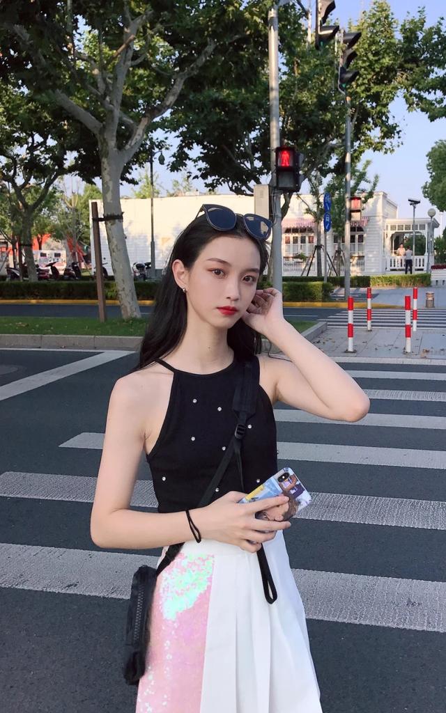 百褶裙的10种搭配方法，百褶裙子怎么搭配（怪不得女生总爱穿百褶裙）