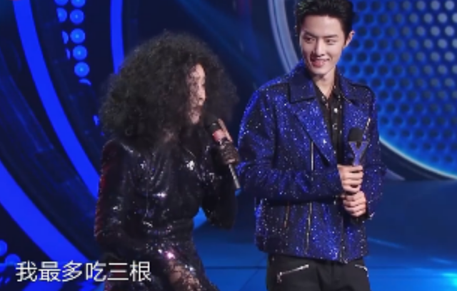 那英年龄今年多大了，那英今年有多大年龄（饭桌上手舞足蹈太豪迈）