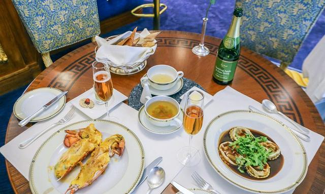 迪拜七星级酒店，迪拜七星级酒店有哪些服务（超奢华七星级住宿楼中楼房间大公开）