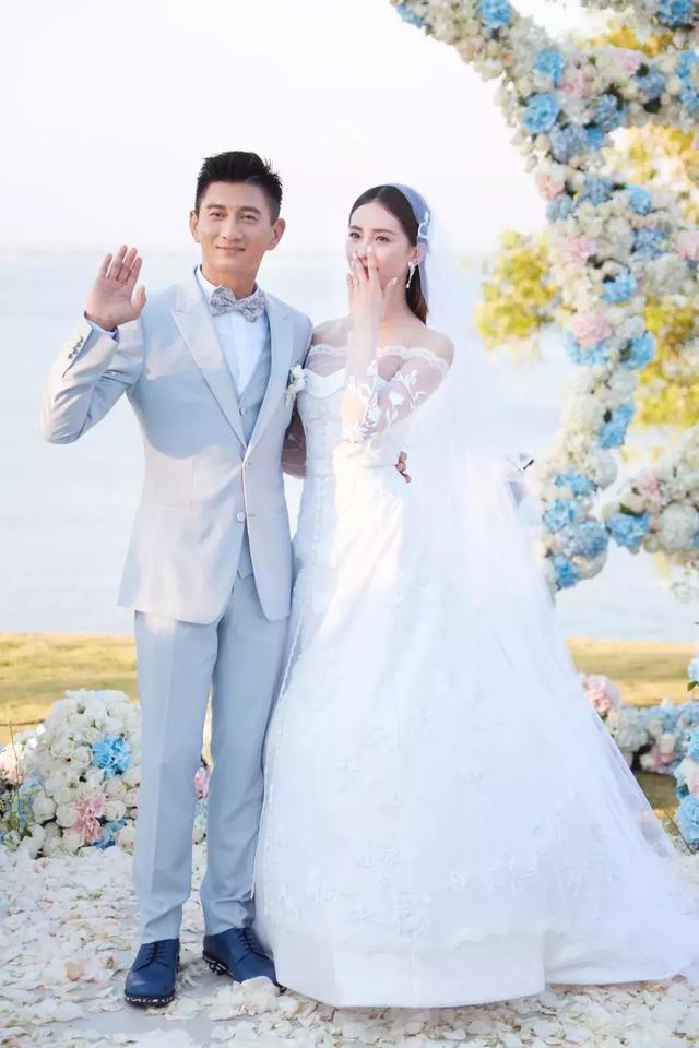 小虎队成员现状：苏有朋翻红吴奇隆当爸，他沦落到穿奇装异服演出